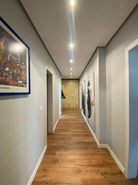 Tirane, jepet me qera apartament 2+1+Ballkon Kati 13, 125 m² 1.000 € (EKSPOZITA)