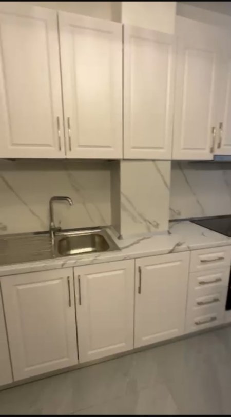 Tirane, jepet me qera apartament 2+1+Ballkon Kati 1, 95 m² (Rruga Bardhyl)