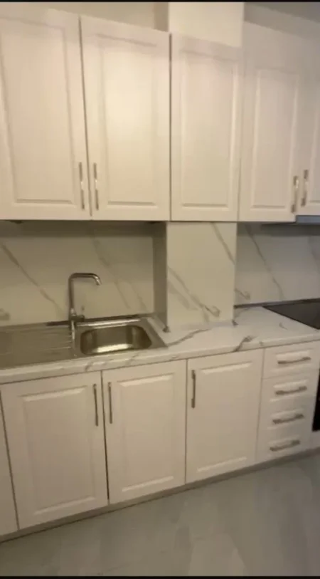 Tirane, jepet me qera apartament 2+1+Ballkon Kati 1, 95 m² (Rruga Bardhyl)