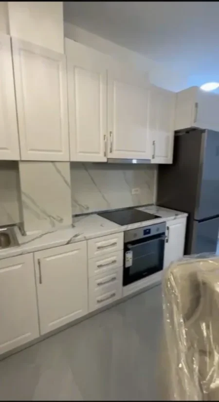 Tirane, jepet me qera apartament 2+1+Ballkon Kati 1, 95 m² (Rruga Bardhyl)