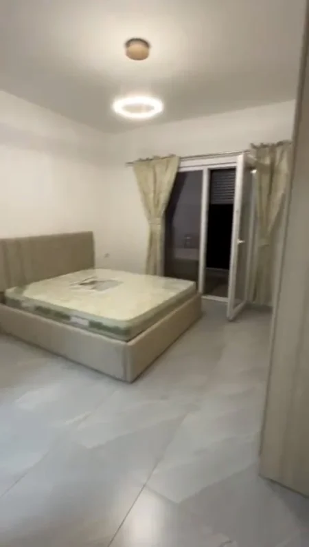 Tirane, jepet me qera apartament 2+1+Ballkon Kati 1, 95 m² (Rruga Bardhyl)