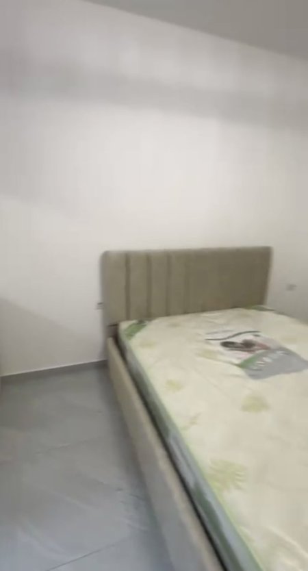 Tirane, jepet me qera apartament 2+1+Ballkon Kati 1, 95 m² (Rruga Bardhyl)