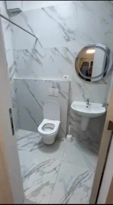 Tirane, jepet me qera apartament 2+1+Ballkon Kati 1, 95 m² (Rruga Bardhyl)