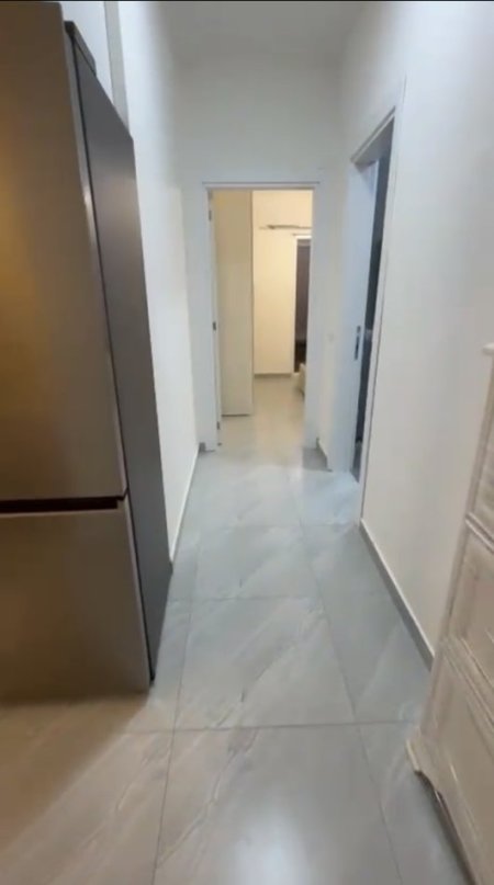 Tirane, jepet me qera apartament 2+1+Ballkon Kati 1, 95 m² (Rruga Bardhyl)