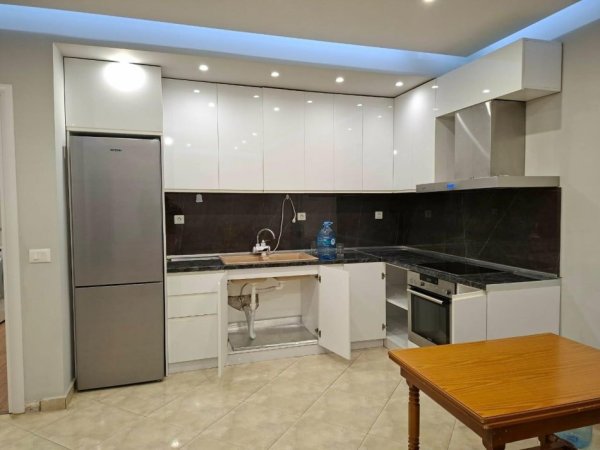Tirane, jepet me qera apartament 2+1+Ballkon Kati 3, 80 m² 430 € (FRESK)