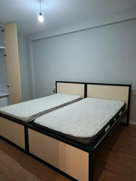 Tirane, jepet me qera apartament 2+1+Ballkon Kati 3, 80 m² 430 € (FRESK)