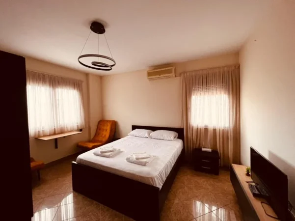 Tirane, jepet me qera apartament 2+1 Kati 3, 90 m² 550 € (Qender, ne hyrje te rruges Kavajes)