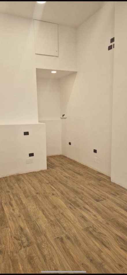 Tirane, shitet dyqan Kati 0, 55 m² 300.000 € (JORDAN MISJA)