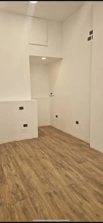 Tirane, shitet dyqan Kati 0, 55 m² 300.000 € (JORDAN MISJA)