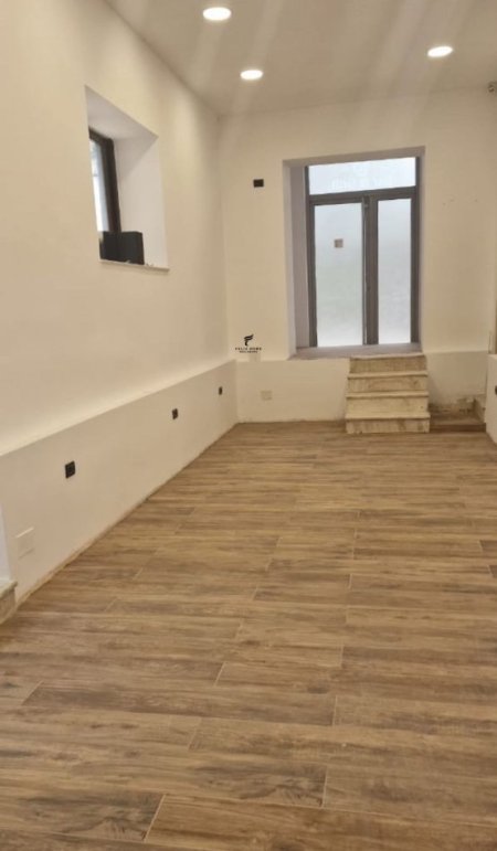 Tirane, shitet dyqan Kati 0, 55 m² 300.000 € (JORDAN MISJA)