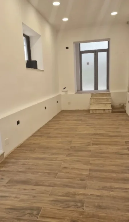 Tirane, shitet dyqan Kati 0, 55 m² 300.000 € (JORDAN MISJA)