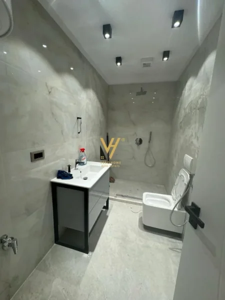 Tirane, jepet me qera apartament 1+1+Ballkon Kati 2, 55 m² 650 € (KOMUNA E PARISIT)