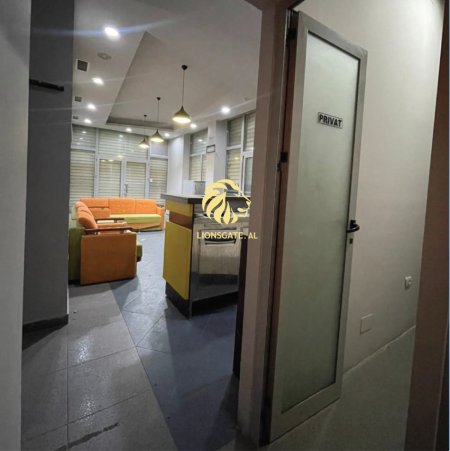 Tirane, jepet me qera ambjent biznesi , 50 m² 350 € (Marteniteti i Ri)