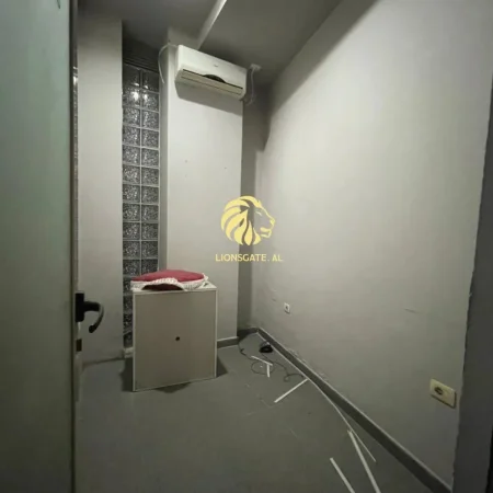 Tirane, jepet me qera ambjent biznesi , 50 m² 350 € (Marteniteti i Ri)