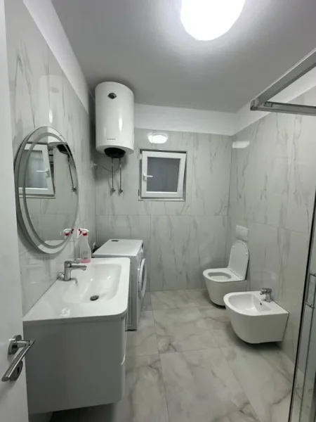 Shqiperi, jepet me qera apartament 1+1 , 50 m² 500 € (prane qendres kristal)