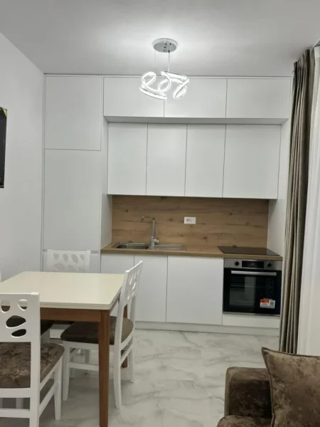 Shqiperi, jepet me qera apartament 1+1 , 50 m² 500 € (prane qendres kristal)