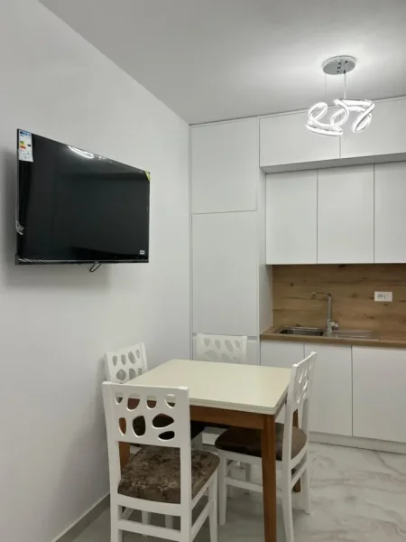 Shqiperi, jepet me qera apartament 1+1 , 50 m² 500 € (prane qendres kristal)