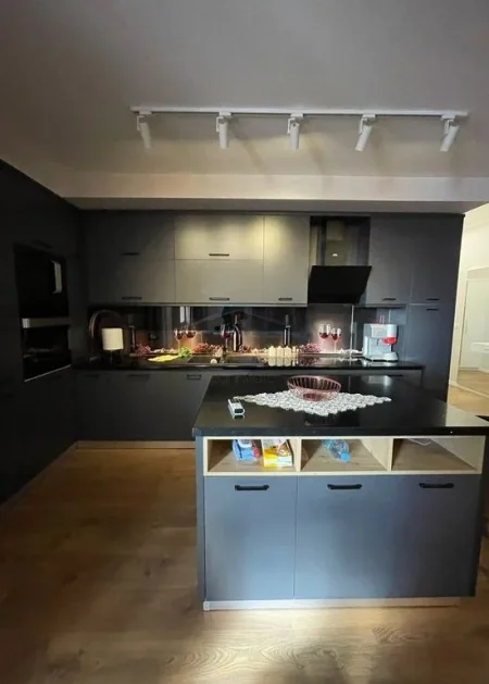 Tirane, jepet me qera apartament 2+1 Kati 5, 110 m² 1.000 € (Rruga Bardhyl)