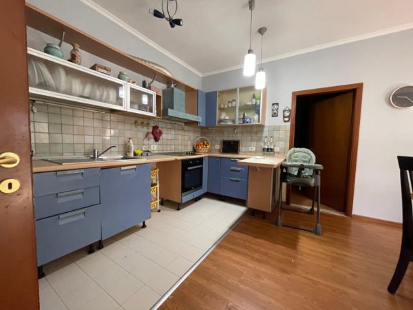 Tirane, jepet me qera apartament 3+1 Kati 5, 103 m² 