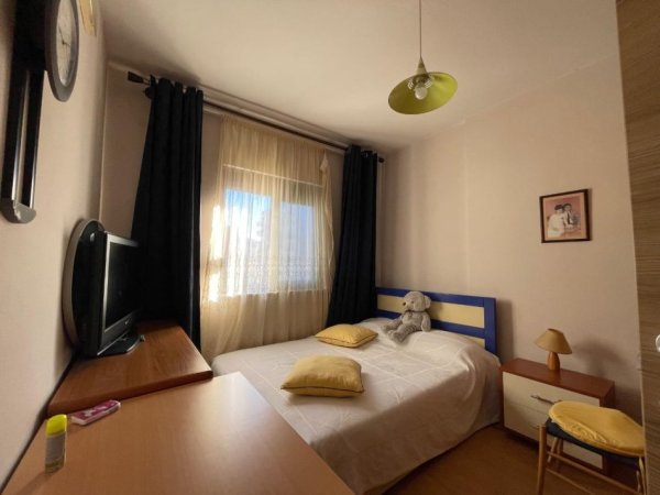 Tirane, jepet me qera apartament 3+1 Kati 5, 103 m² 