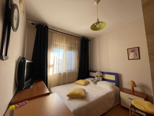 Tirane, jepet me qera apartament 3+1 Kati 5, 103 m² 