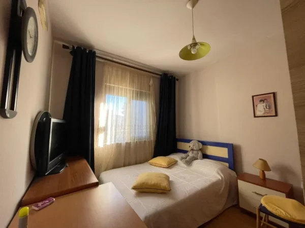 Tirane, jepet me qera apartament 3+1 Kati 5, 103 m² 