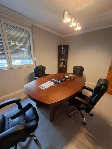 Tirane, jepet me qera zyre Kati 1, 105 m² 700 € (ISH EKSPOZITA)