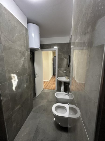 Tirane, jepet me qera apartament 2+1+Ballkon Kati 7, 80 m² 500 € (ASTIR)