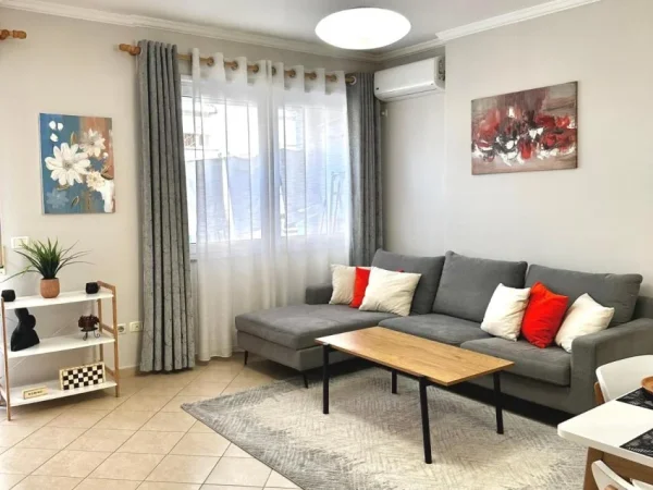 Tirane, jepet me qera 1+1+Ballkon Kati 1, 69 m² 750 € (Rruga Maliq Muço)