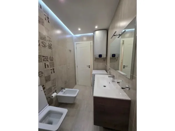 Tirane, jepet me qera apartament 1+1 Kati 8, 68 m² 600 € (ISH PARKU)