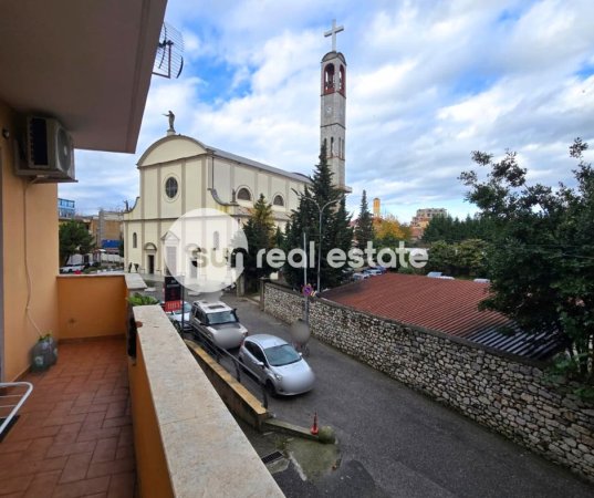 Shkoder, jepet me qera apartament 2+1+Ballkon Kati 1, 121 m² (QENDER)