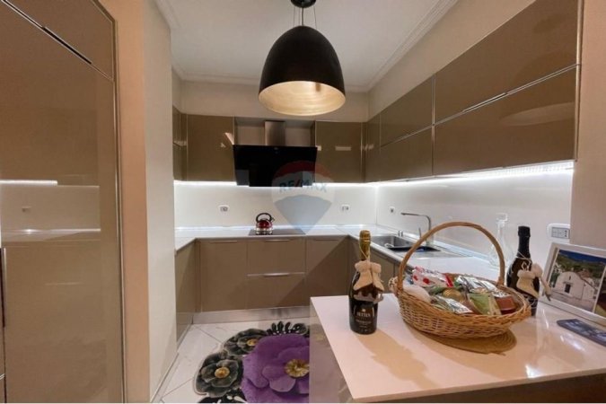 Tirane, jepet me qera apartament 3+1+Ballkon , 120 m² 800 € (astir)