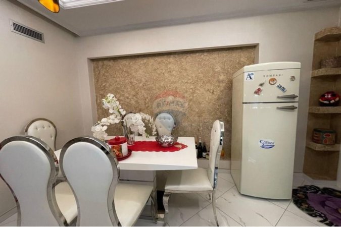 Tirane, jepet me qera apartament 3+1+Ballkon , 120 m² 800 € (astir)