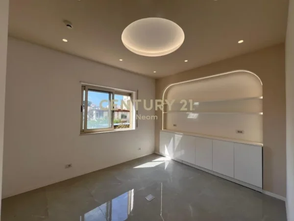 Tirane, jepet me qera ambjent biznesi Kati 2, 140 m² 1.700 € (Neom129915)