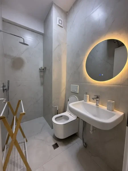 Tirane, jepet me qera apartament 1+1 Kati 7, 50 m² 550 € (ali demi)
