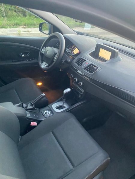 Tirane, shitet makine Renault Megan Nafte, e zeze automatik 190.000 km 5.000 €