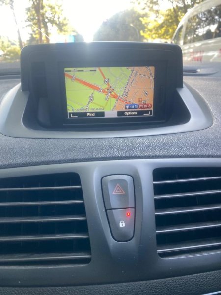 Tirane, shitet makine Renault Megan Nafte, e zeze automatik 190.000 km 5.000 €