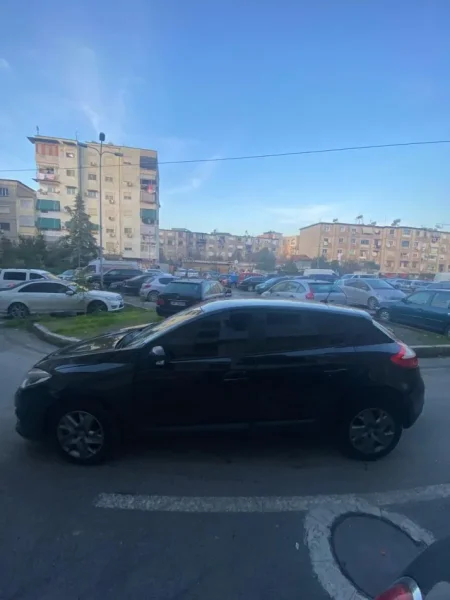 Tirane, shitet makine Renault Megan Nafte, e zeze automatik 190.000 km 5.000 €