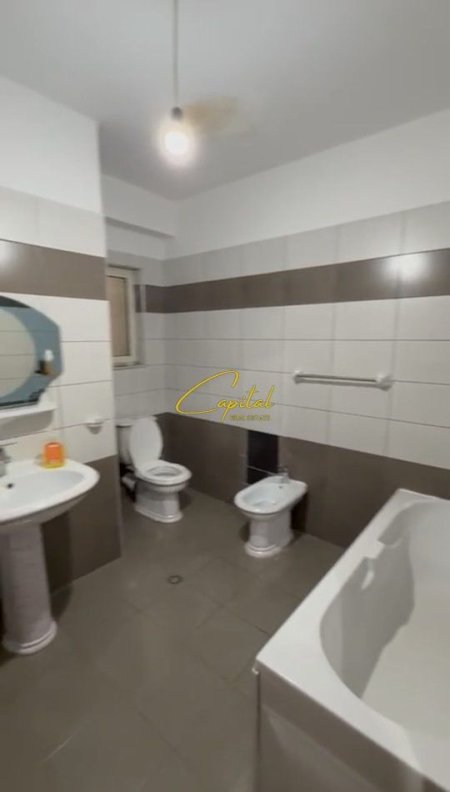 Tirane, jepet me qera apartament 2+1 Kati 1, 100 m² 460 € (YZBERISHT)