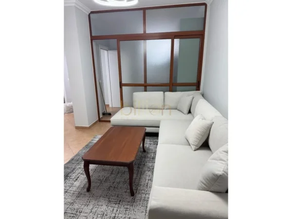 Tirane, jepet me qera 2+1 , 100 m² 800 € (Rruga e kavajes)