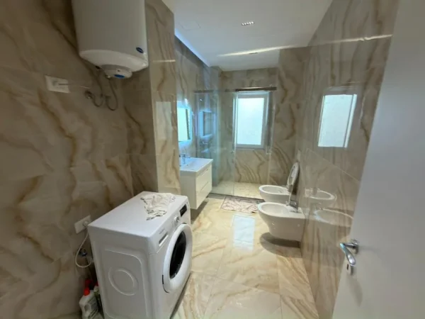 Tirane, jepet me qera apartament 2+1 Kati 7, 130 m² 1.200 € 