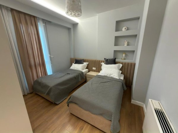 Tirane, jepet me qera apartament 2+1 Kati 7, 130 m² 1.200 € 