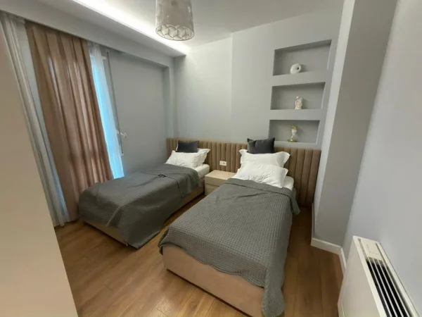 Tirane, jepet me qera apartament 2+1 Kati 7, 130 m² 1.200 € 