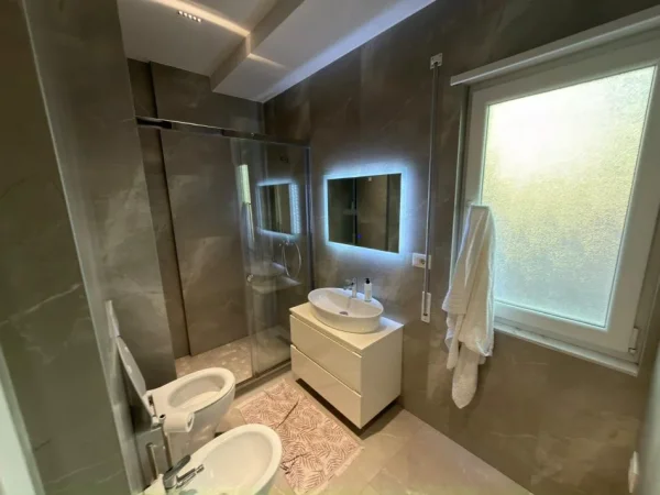 Tirane, jepet me qera apartament 2+1 Kati 7, 130 m² 1.200 € 