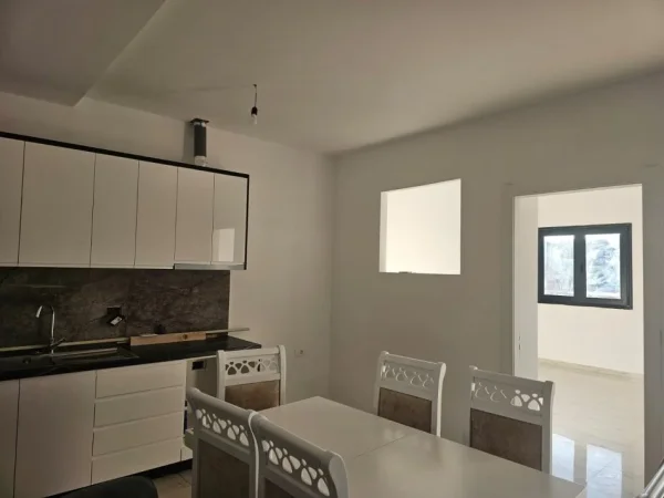 Tirane, jepet me qera apartament 2+1 Kati 2, 82 m² 430 € (Rruga Llazar Shapatini)
