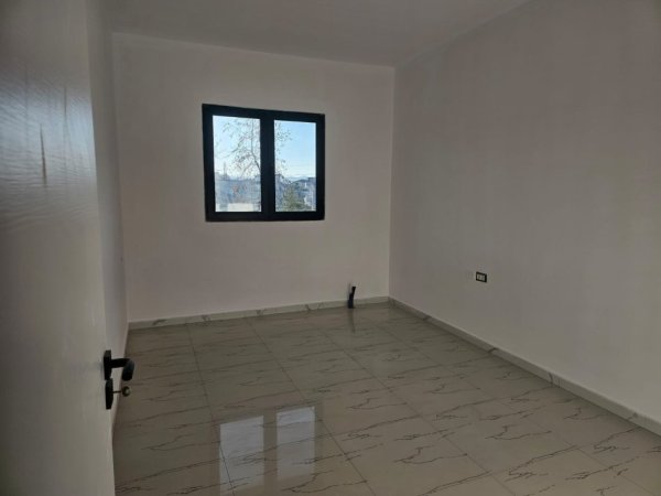 Tirane, jepet me qera apartament 2+1 Kati 2, 82 m² 430 € (Rruga Llazar Shapatini)