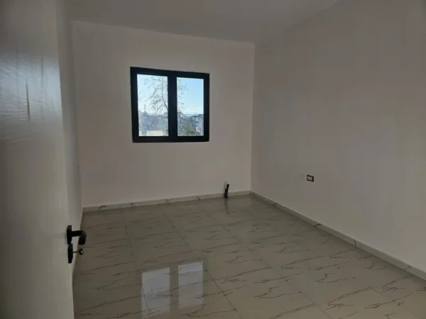 Tirane, jepet me qera apartament 2+1 Kati 2, 82 m² 430 € (Rruga Llazar Shapatini)