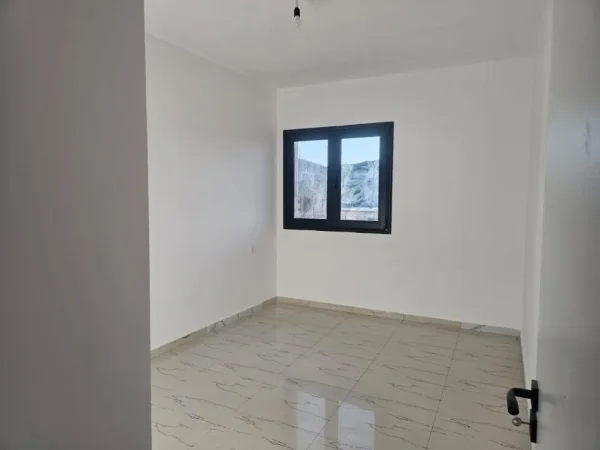 Tirane, jepet me qera apartament 2+1 Kati 2, 82 m² 430 € (Rruga Llazar Shapatini)