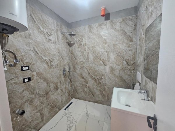 Tirane, jepet me qera apartament 2+1 Kati 2, 82 m² 430 € (Rruga Llazar Shapatini)