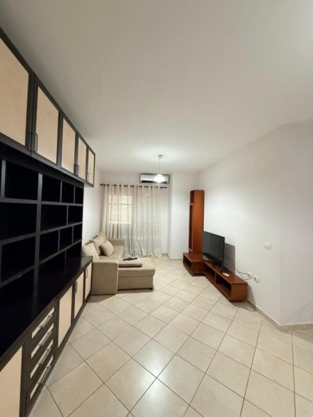 Tirane, jepet me qera apartament 2+1 Kati 1, 460 € (Rruga Joklin Persi)